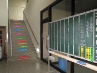 教室は２階です。正面入り口右手に階段がございます。