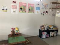 しっかり床につく幼児席で、楽しく学習ができます。パズルや絵本も、用意しています。