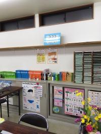 入り口横が指導者席です。入室時に、手指の消毒とマスクの着用をお願いしています。 