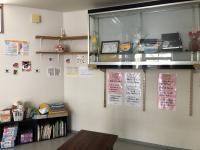 机・イス・ドアなどを消毒しています。