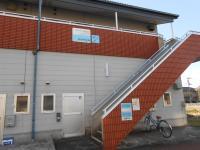 教室は２階にあります。階段の下が自転車置き場になっています。