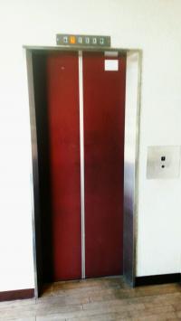 建物の奥側入口からエレベーターで２階までお越しください♪