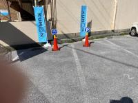 教室の南側に、駐輪場（１）、駐車場（２）があります。幼児さんも安心して通えます。