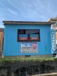 通り沿い風景。旗とポスター、青空色の建物が目印です。