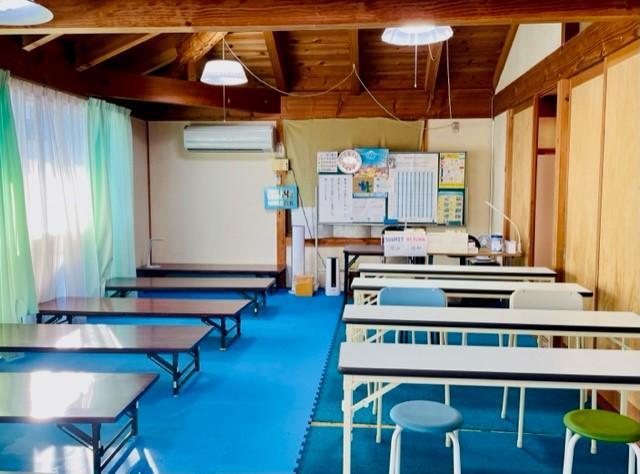 教室内部の様子。落ち着いて学習できる座り机、イス席や幼児席があります。