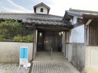 建物の北側が正面玄関になります。