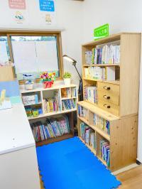 くもん文庫スペースです。絵本もたくさんあります。本好きな子に育ってほしいです。
