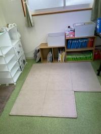 靴を脱いで入室していただきます。おむつ交換スペースもご用意しております。