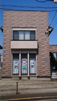 篠崎街道に面した明るい教室です。セブンイレブンの並びです。