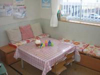 光溢れる窓辺<br />
幼児さんやお母様にくつろいで頂ける空間です。