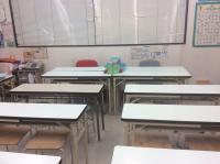 清潔で明るく、整理整頓された教室で学習できます。