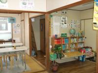 学習スペース。本や教具も取り揃えています。