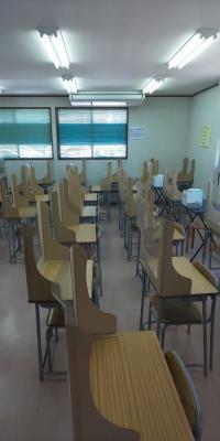 教室は四面採光・常時換気、机はシールド設置の一人掛け、ウイルス防止対策エアコン
