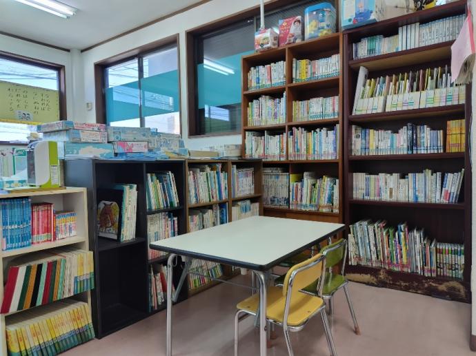 入り口横には、書籍コーナーを兼ねた待ち合い席をご用意。教具も豊富に揃えています。