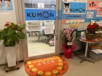 明るい教室入り口です。エレベーター使用ですので、ベビーカーもご使用できます。