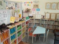 入口には待合いスペースもあります。