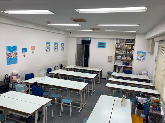 ここが学習スペースです。LED照明で非常に明るいです。