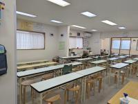 【入り口から見た教室】<br />
明るく広々とした学習室です。