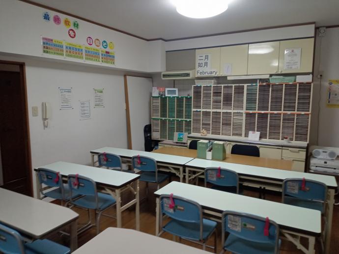 明るく整然とした教室内は集中しやすく、間近でお子様の学習サポートもできる環境です
