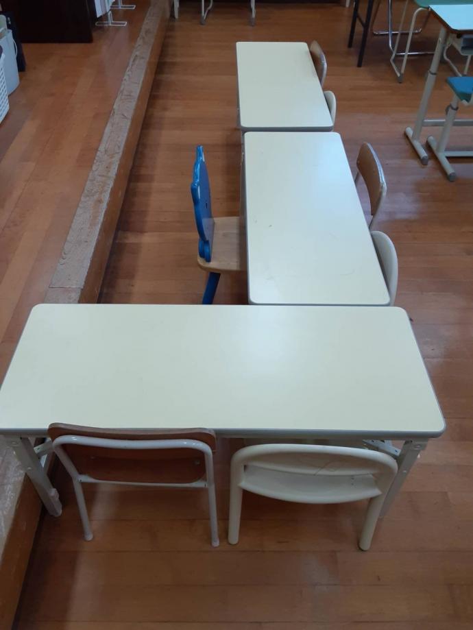2〜3歳の生徒さんはこの小さな机と椅子で学習します。