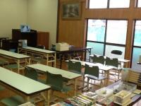 背もたれのある椅子は幼児さん優先席です。