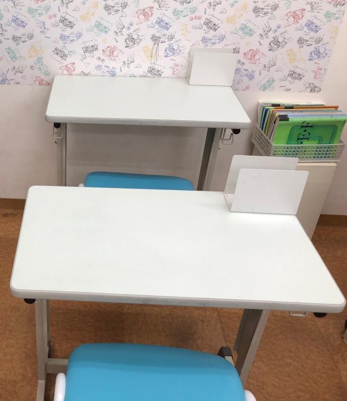 幼児さんは体にあった机と椅子で落ち着いて学習できます。