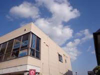 マリナタウン郵便局すぐ近くのビル2階に教室会場があります。