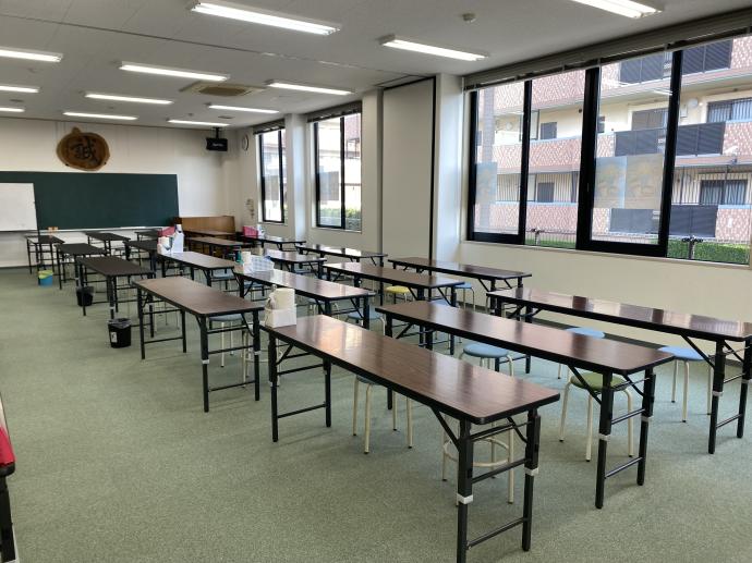 約５０畳の明るい広々とした学習スペースに、３０席用意しています。