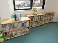 たくさんの本をそろえています。貸し出しもできますよ♪