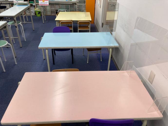 清潔感のあるゆとりある空間！幼児や1年生向けの机も充実！