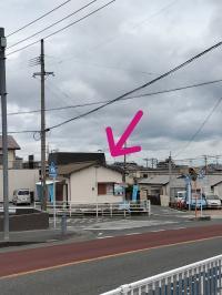 教室は白水ヶ丘の坂の途中にあり、小学校校門から見えます。