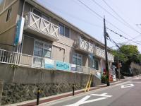 公文式 笹丘教室は笹丘小学校正門の目の前に位置しています。