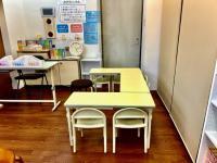 小さな机と足がつく椅子で安全に学習できます。