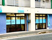 老司小学校から徒歩１分、バス通りに面したマンション１Ｆが教室会場です。