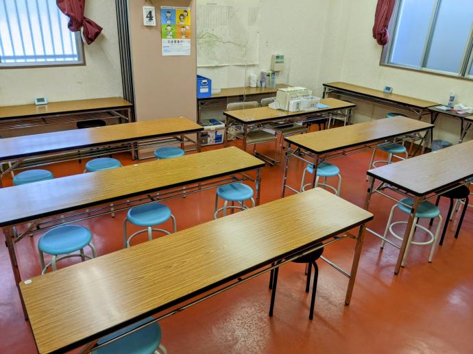 明るく、ゆったりとした教室環境です。座席の間隔を取り、換気に配慮しております。