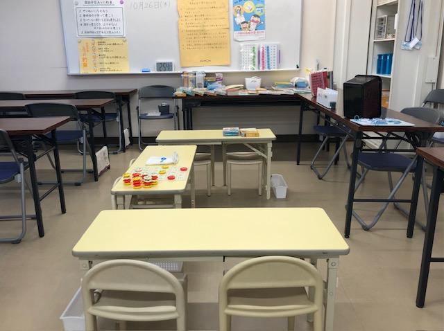 幼児優秀児認定テストに合格した子ども（２名３教科）も、この机で学習していました。