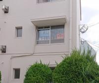 横手小学校正門から徒歩１分。「KUMON」と「くろくまくん」が目印です。