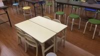 小さなお子さんに合わせた机といすを準備しています。