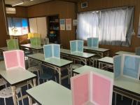 奥の部屋は自学できる生徒の机が並んでいます。