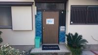 七隈小学校裏の青い屋根の平屋です。駐輪場と駐車場もあります。