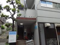 赤坂3丁目バス停すぐ近くの2階です。