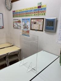 パーテーションを置いて感染予防をしています。