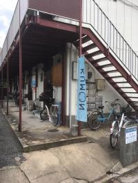 アパート1F、ブルーののぼりが目印です。歯医者さんの隣です。