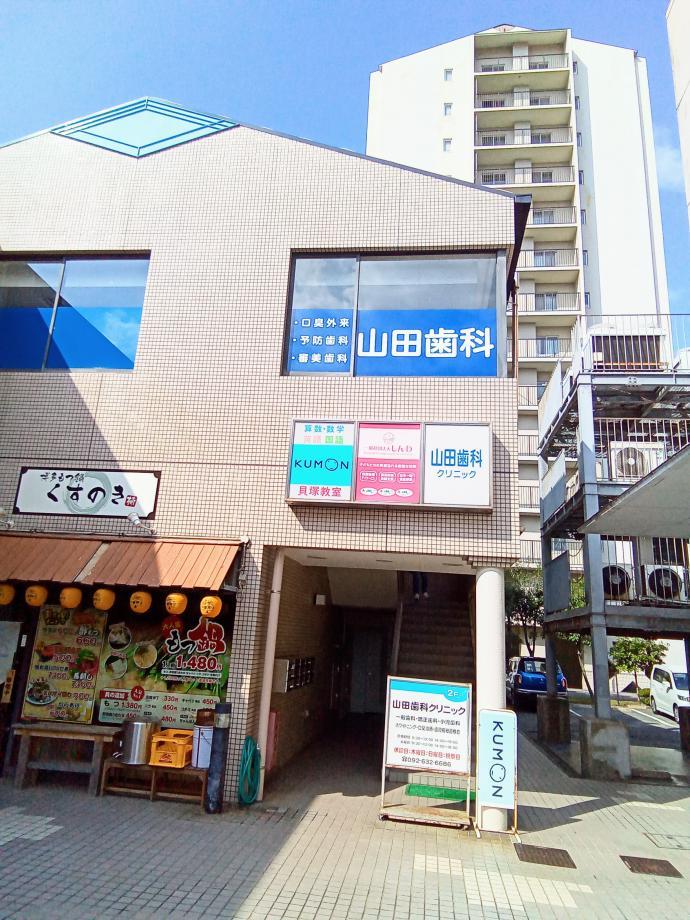 野村貝塚ガーデンシティ専門店にあります。看板を目印に2階へお上がりください。