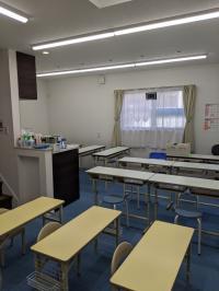 学習室１　明るく清潔な環境です。定期的な換気・机の消毒を行っております。