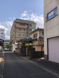 西鉄都府楼前駅から１分<br />
山野皮ふ科さんの通りにあります。