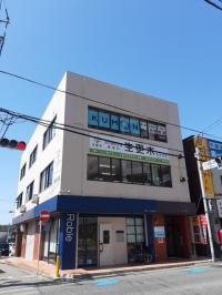 JR古賀駅西口よりまっすぐ進んで、つきあたりのビルの３階です。
