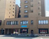 山王公園前の筑紫通り沿いにあります。2Fが教室です。