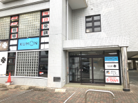 教室はマックスバリュー千早店からすぐ近く。自動ドアから入り2階にお上がりください