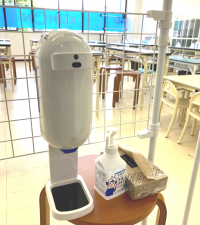 入室すぐに非接触型検温消毒器で、検温、手指消毒を実施します。